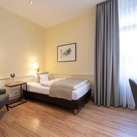 Deutscher Hof מלון 3*